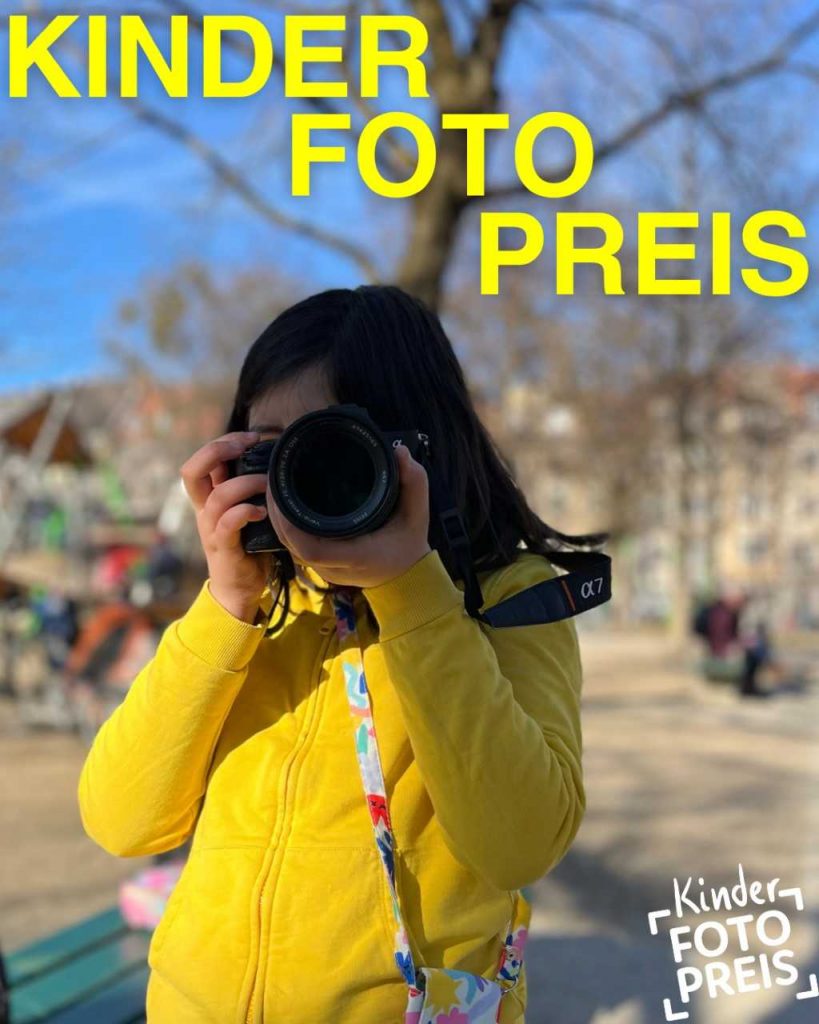 Mädchen mit Kamera - Beschriftung Fotopreis