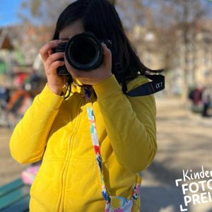 Mädchen mit Kamera - Beschriftung Fotopreis