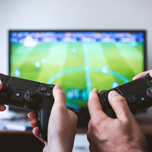 zwei Personen spielen Sony PS4-Spielkonsole